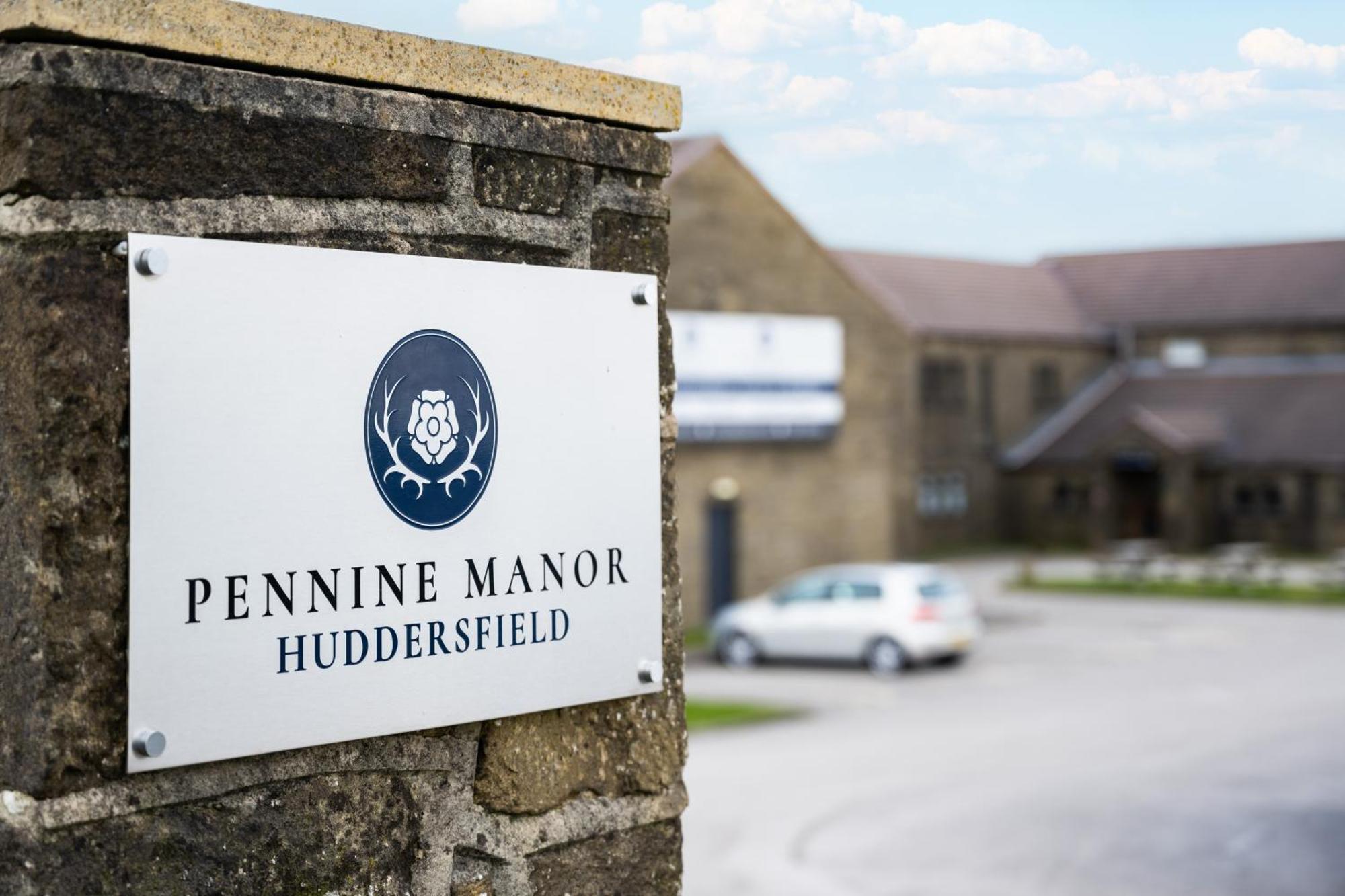 Pennine Manor Hotel Huddersfield Buitenkant foto